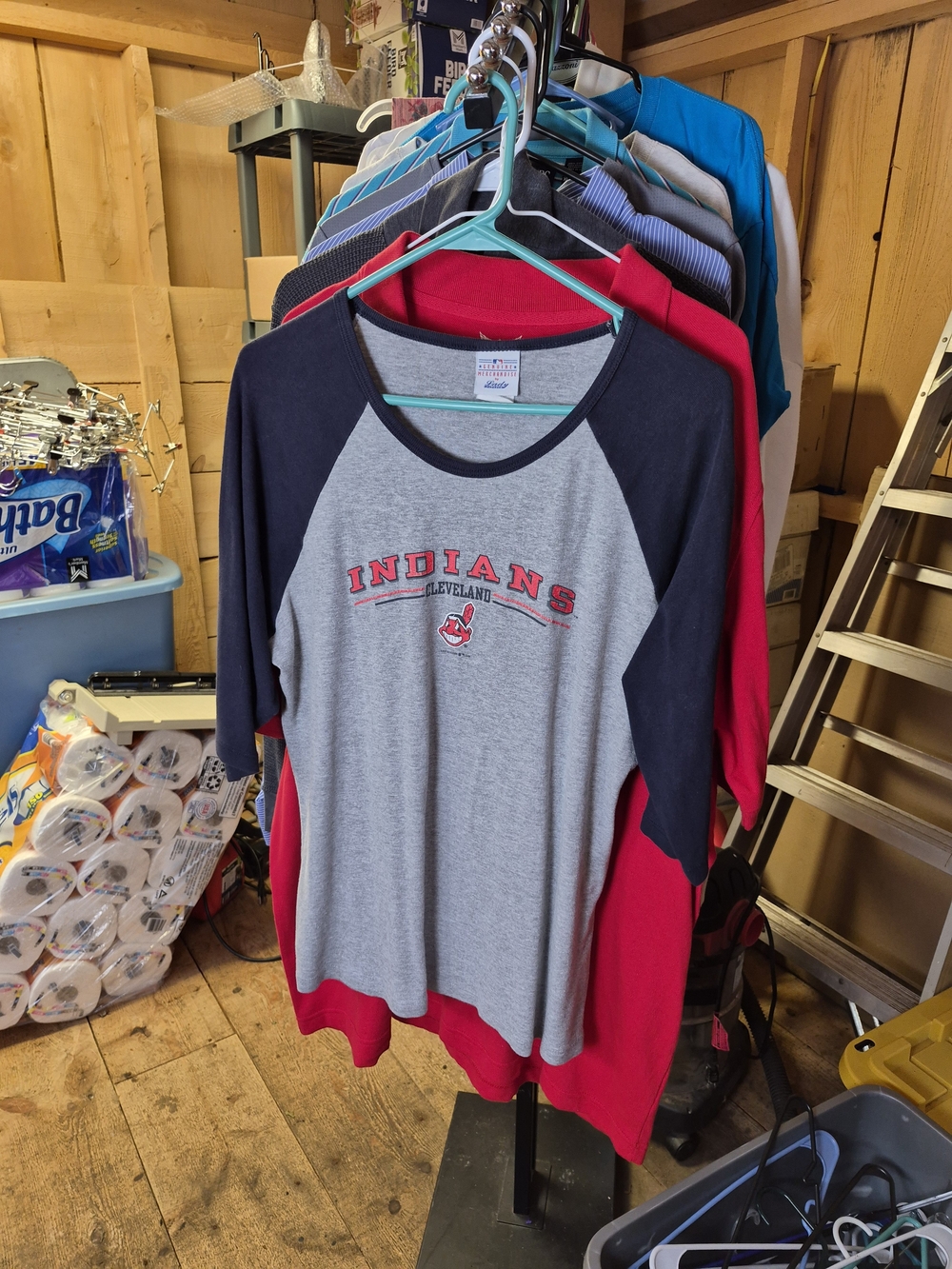 Genuine Merchandise Cleveland Indians Raglan Long Sleeve Bin 34